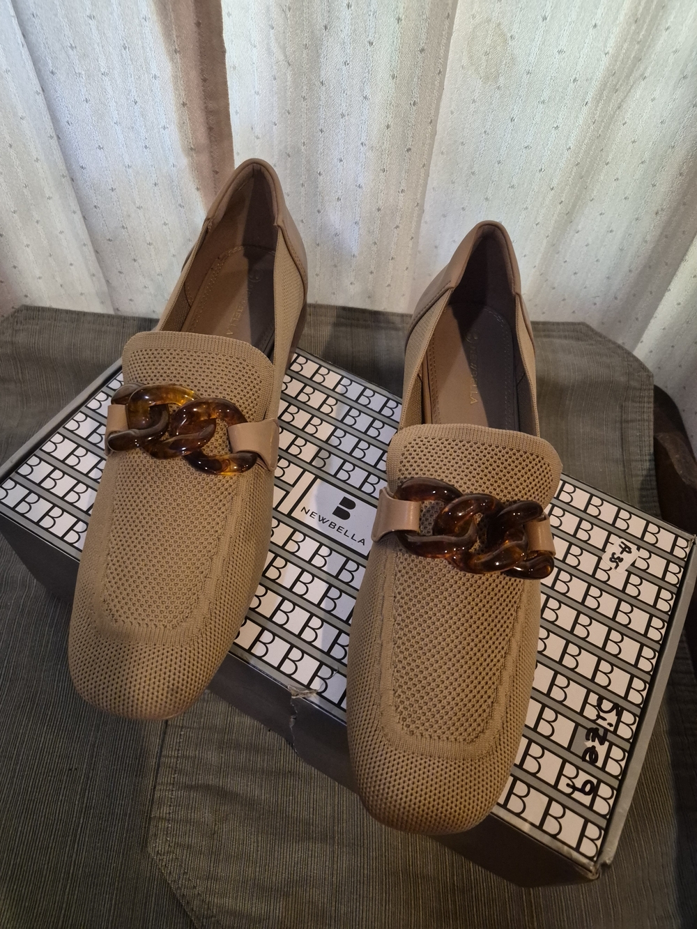 NIB NEWBELLA Mousse Fit Commute Amber Chain Flat Loafers Beige Tan 9
